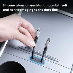 USB Hub til Tesla Model 3/Y (2021–2023) med silikonemateriale, der beskytter datakabler.